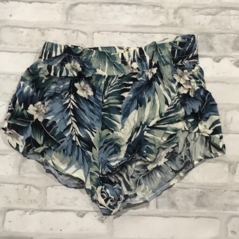 Tobi stretchy floral shorts